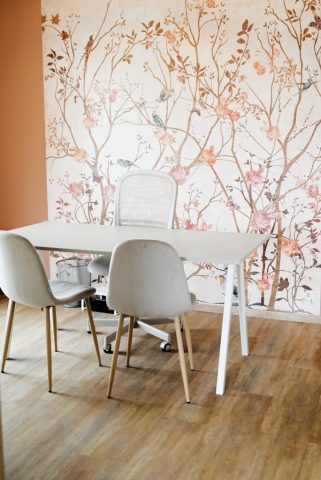 Un bureau convivial pour échanger et pour les papiers ;)
